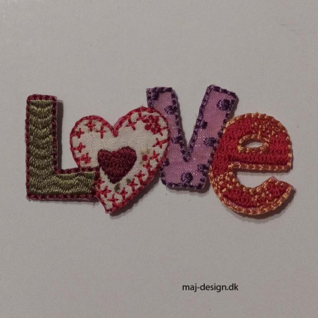 Broderet strygemærke LOVE 6x2,5 cm