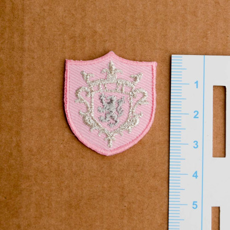 Lyserødt skjole m/løve  Broderet strygemærke