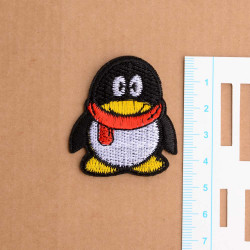 Pingvin m/rødt tørklæde broderet strygemærke 4x4,5 cm