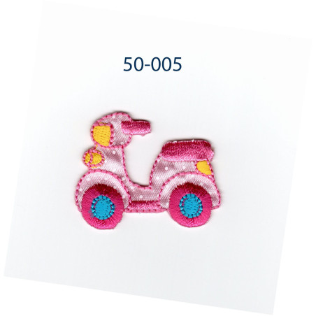 Lyserød scooter  strygemærke 4,5 x 3,5 cm