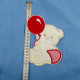 Råhvid bjørn m/ballon strygemærke 12,5x17 cm