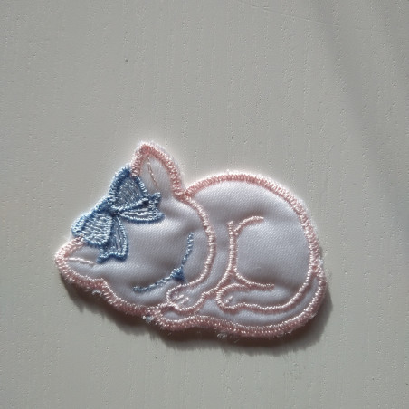 Sovende kat  m/sløjfe satin symærke 7,5x4 cm