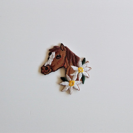 Hest m/blomster broderet strygemærke 4,5x4 cm