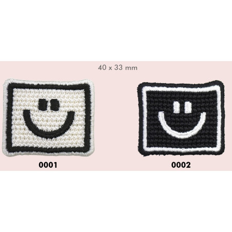 Broderet Smiley strygemærke i sort/hvid – 4 x 3,5 cm rektangulært mærke, fås i to farver sort/hvid og hvid/sort