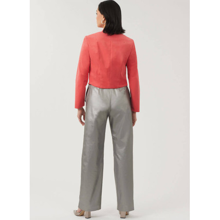 Modelbillede af New Look N6817, vest, jakke og bukser med behagelig og stilfuld pasform.