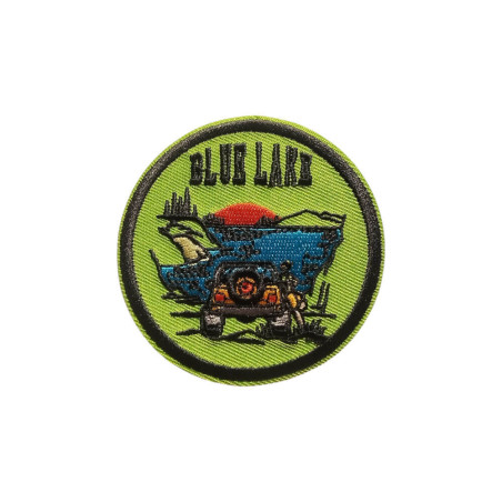 Blå sø broderet strygemærke til tøj med bjerge og jeep