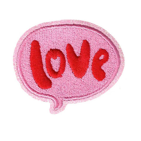 Broderet glimmer strygemærke “Love” – pink baggrund med rød tekst – 5,5x7 cm