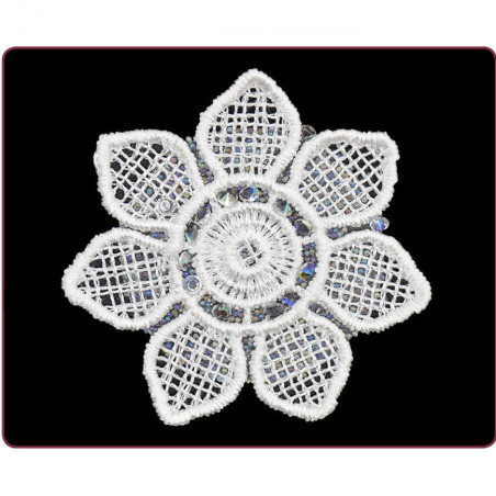 Hvidt hæklet blomst strygemærke med klare sten Ø 5,5 cm