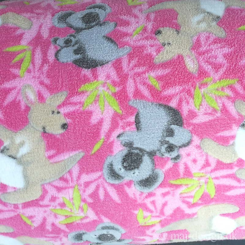 Fleece med kænguru og koalar metervare Fleece med kænguru og koalar metervare