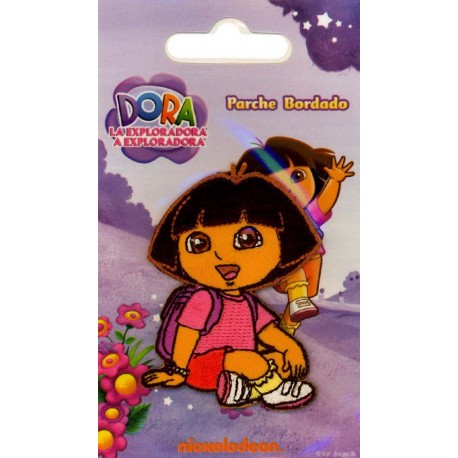 Strygemærke Dora med rygsæk 6x4,5 cm 